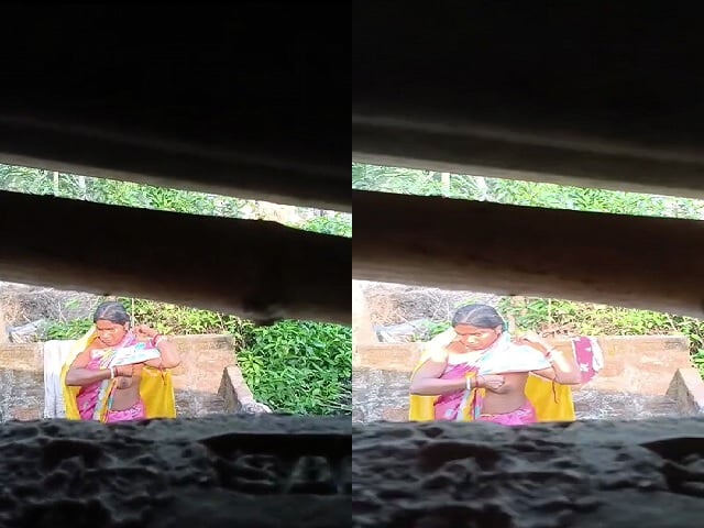 Bhabhi outdoor bath caught on hidden sex cam